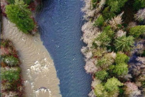 Двухцветная река в Британской Колумбии