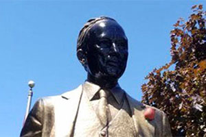 У статуи Трюдо старшего лицо окрасили в черный цвет