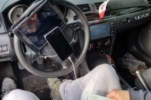 Вождение с приклеенным телефоном на руле