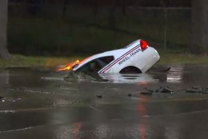 Автомобиль TTC ушел под землю - видео