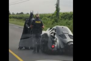 Полиция поймала на дороге Бетмена