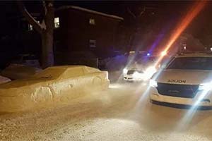 Канадец разыграл полицейских снежным автомобилем