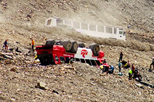 Трое погибших в результате переворота автобуса на леднике в Jasper