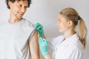 Канадцы должны будут делать COVID-19 вакцину каждые 9 месяцев