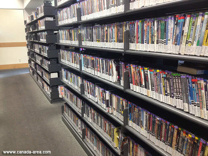 Полки с фильмами в библиотеке
