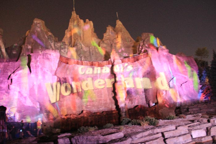 Световое шоу в парке развлечений Canada Wonderland