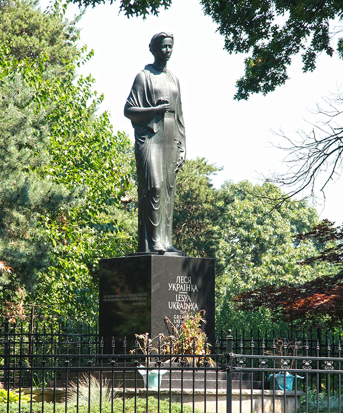 Памятник Лесе Украинке в Торонто