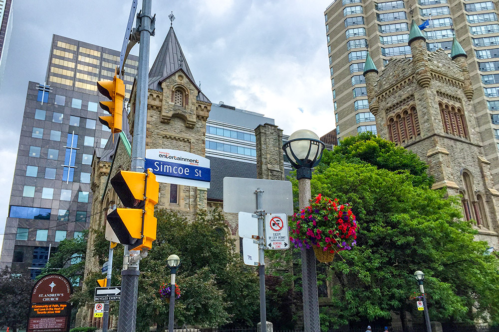 Simcoe St в Торонто
