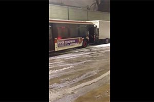 Торонто автобус-призрак врезался в грузовик