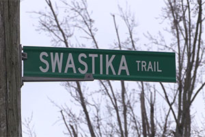 Суд не стал менять название улицы Swastika Trail