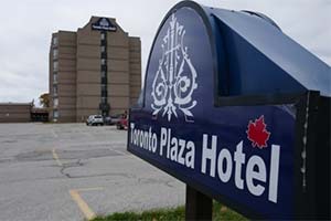 Торонто потратил миллионы на Toronto Plaza Hotel отель