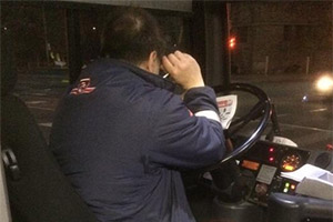 Водитель автобуса разгадывал кроссворды за рулем