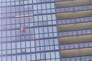 Мужчина вылез из окна 23 этажа
