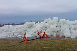 Стена из льда выросла вдоль Ниагары - видео