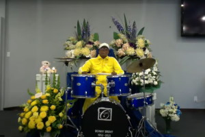 Музыкант за барабаном на своих же похоронах