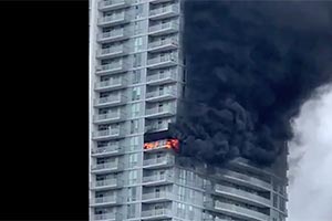 Сильный пожар в высотном здании в Торонто - Видео