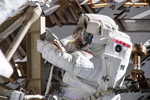 Канадский астронавт впервые вышел в космос