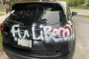 Машину кандидата от либералов изрисовали вандалы