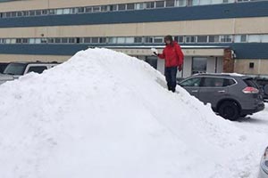 Ищите машину под горой снега