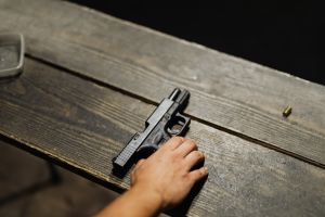 Правительство запретит импорт пистолетов через две недели
