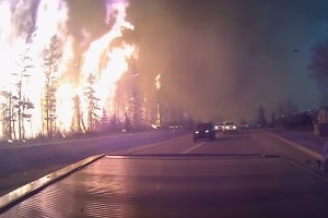 Видео из Альберты в огне