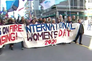 Тысячи женщин прошли по центру Торонто