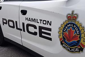 Двух подростков отпустили без обвинений после атаки у школы в Hamilton