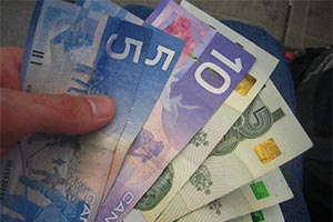 Онтарио ограничит рост зарплат государственных сотрудников