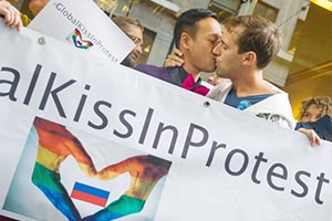 Гей поцелуи перед консульством России