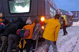 В Ванкувере пассажиры вынуждены толкать автобус – Видео