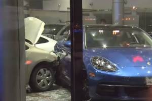 20-ти летний парень разнёс дилера Porsche в Торонто
