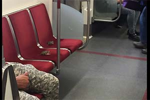 Мужчина ради шутки катал крабов в метро