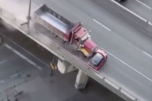 Грузовик толкал MINI пол километра по Gardiner Expressway в Торонто - Видео
