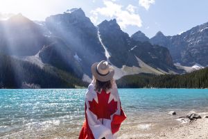 Канадский флаг - обещание лучшей жизни