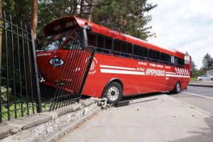 Туристический автобус врезался в забор резиденции премьер-министра