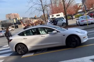 В Ричмонде Tesla без водителя проехала по встречке – Видео