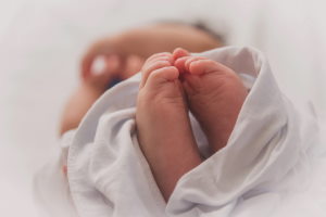 На юго-востоке Калгари в коробке найден новорожденный ребенок