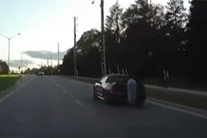 В Oakville неизвестный прокатился на роликах сзади автомобиля