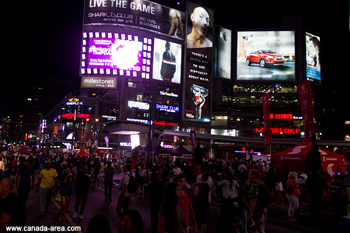 Рекламные экраны в ночном Торонто
