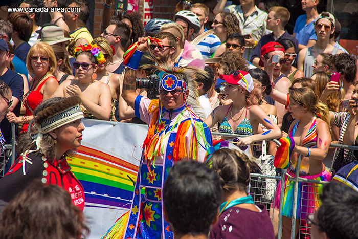 Индейцы на параде геев