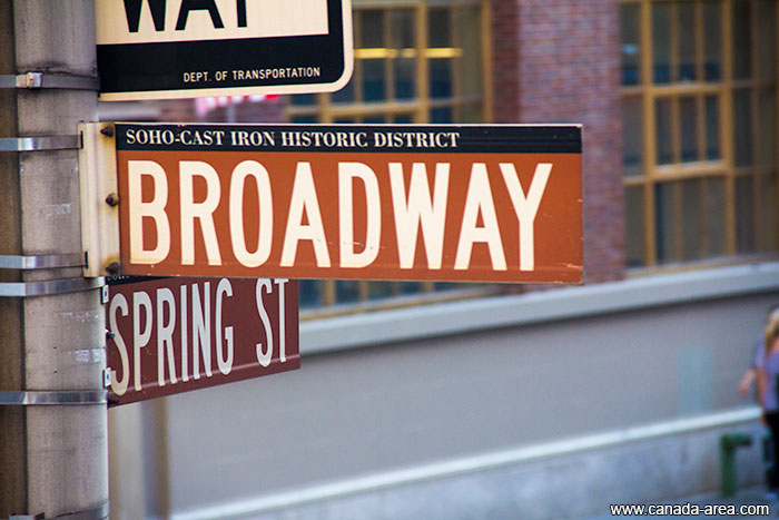 Знак улицы Broadway