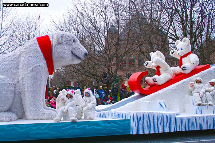 Парад Санта Клауса в центре Торонто