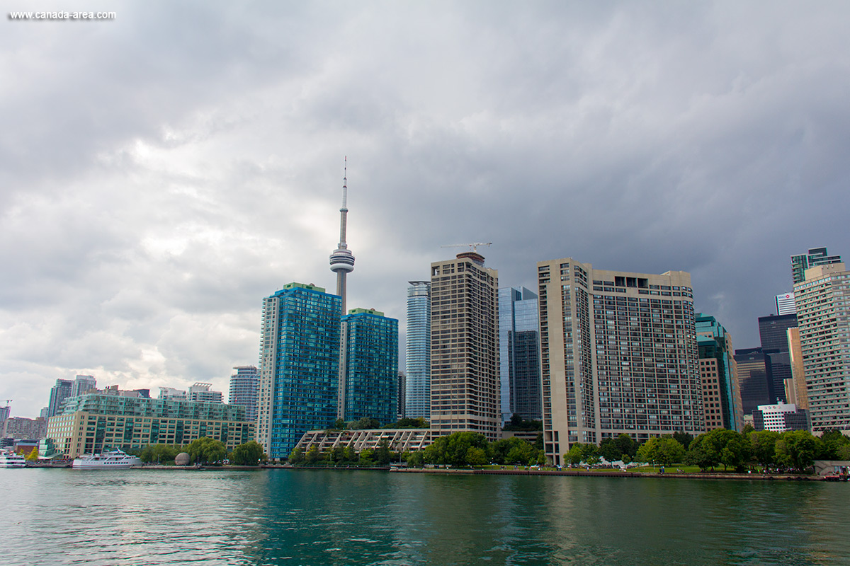 Вид на центр Торонто с озера Онтарио