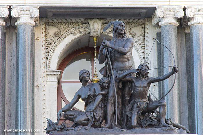 Памятник у входа в здание парламента Quebec City