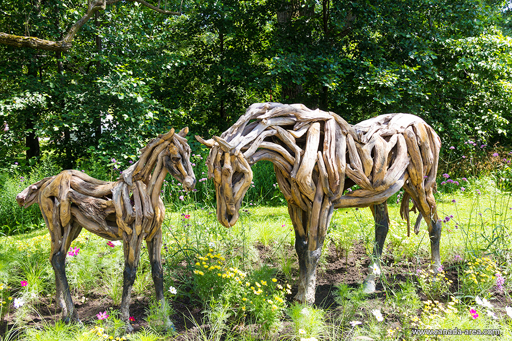 Деревянные фигуры лошадей