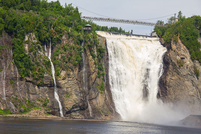Водопад в Квебеке