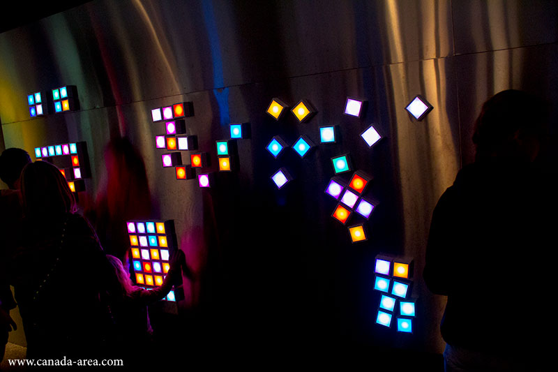 Магнитная стена со светящимися кубиками